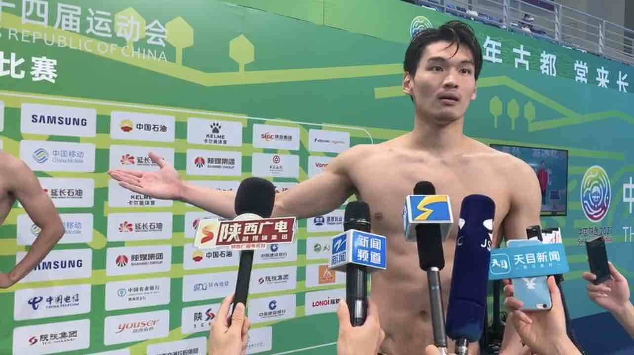 全运会男女4×100米混合泳接力夺金后，徐嘉余、杨浚瑄开启“互吹”