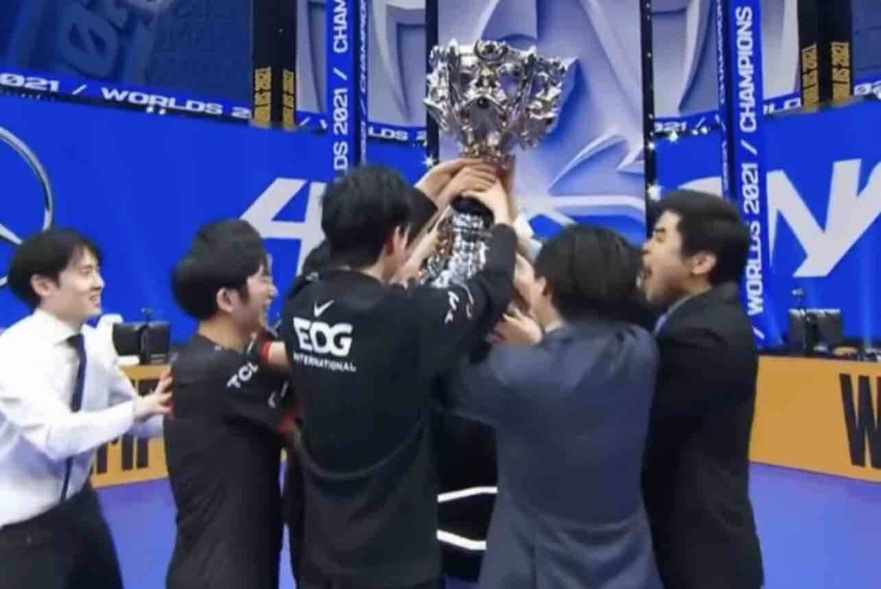 中国战队EDG获2021年英雄联盟全球总决赛冠军