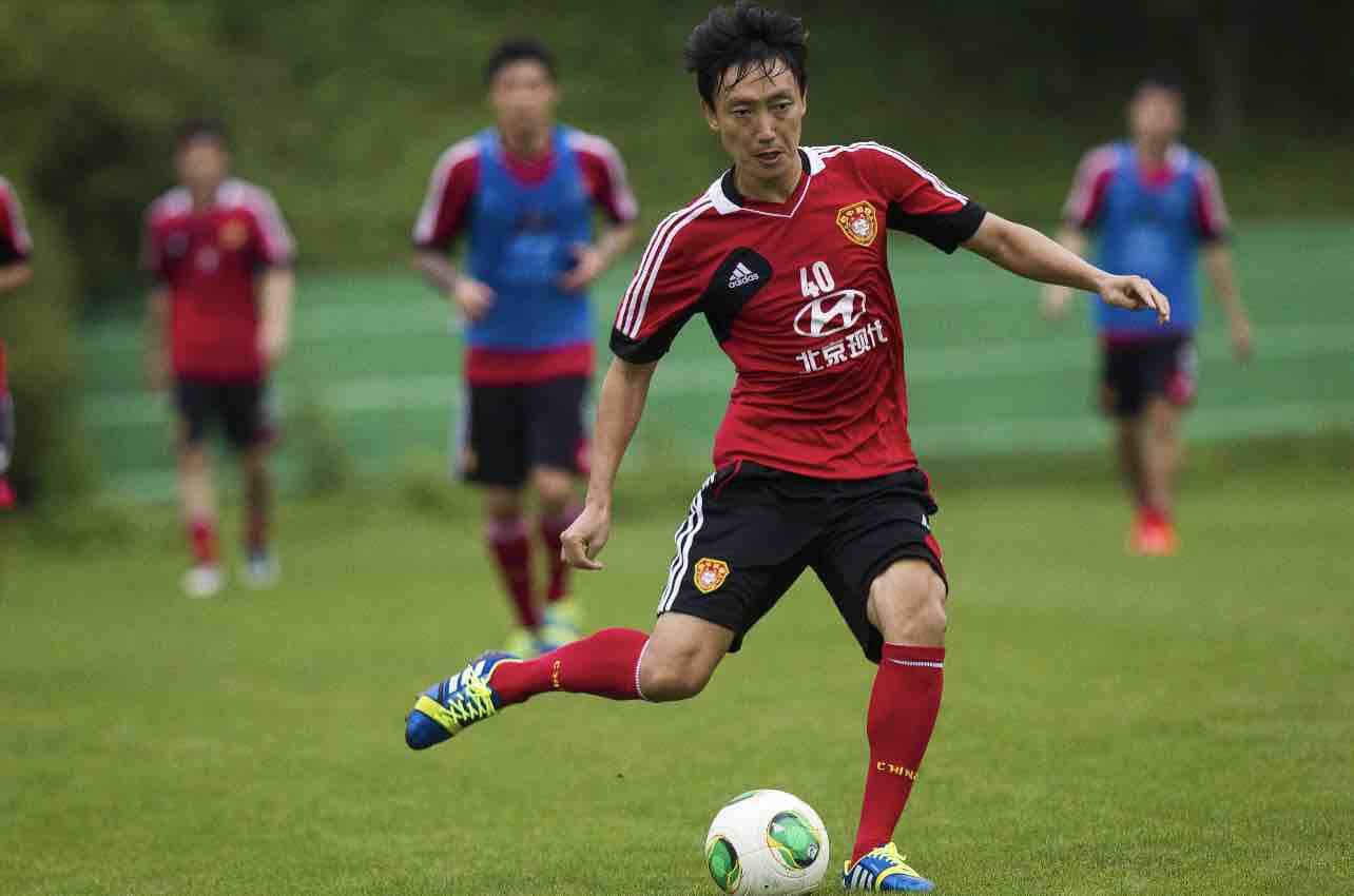 中国足球名宿曲波祝贺泰山队取得双冠王