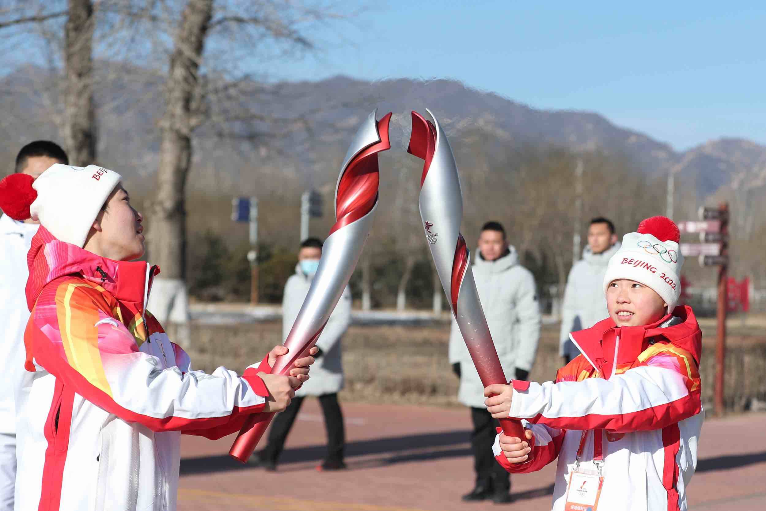 北京冬奥会火炬外观设计师介绍火炬设计理念：展现中国人的精气神儿