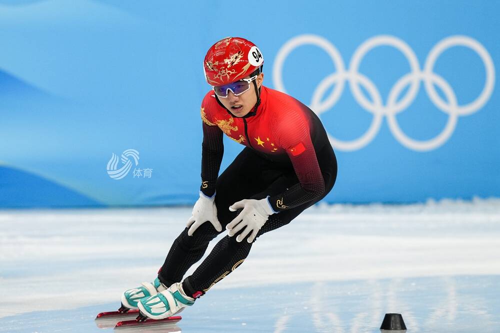 短道速滑男子1000米：山东选手李文龙排名小组第二晋级半决赛