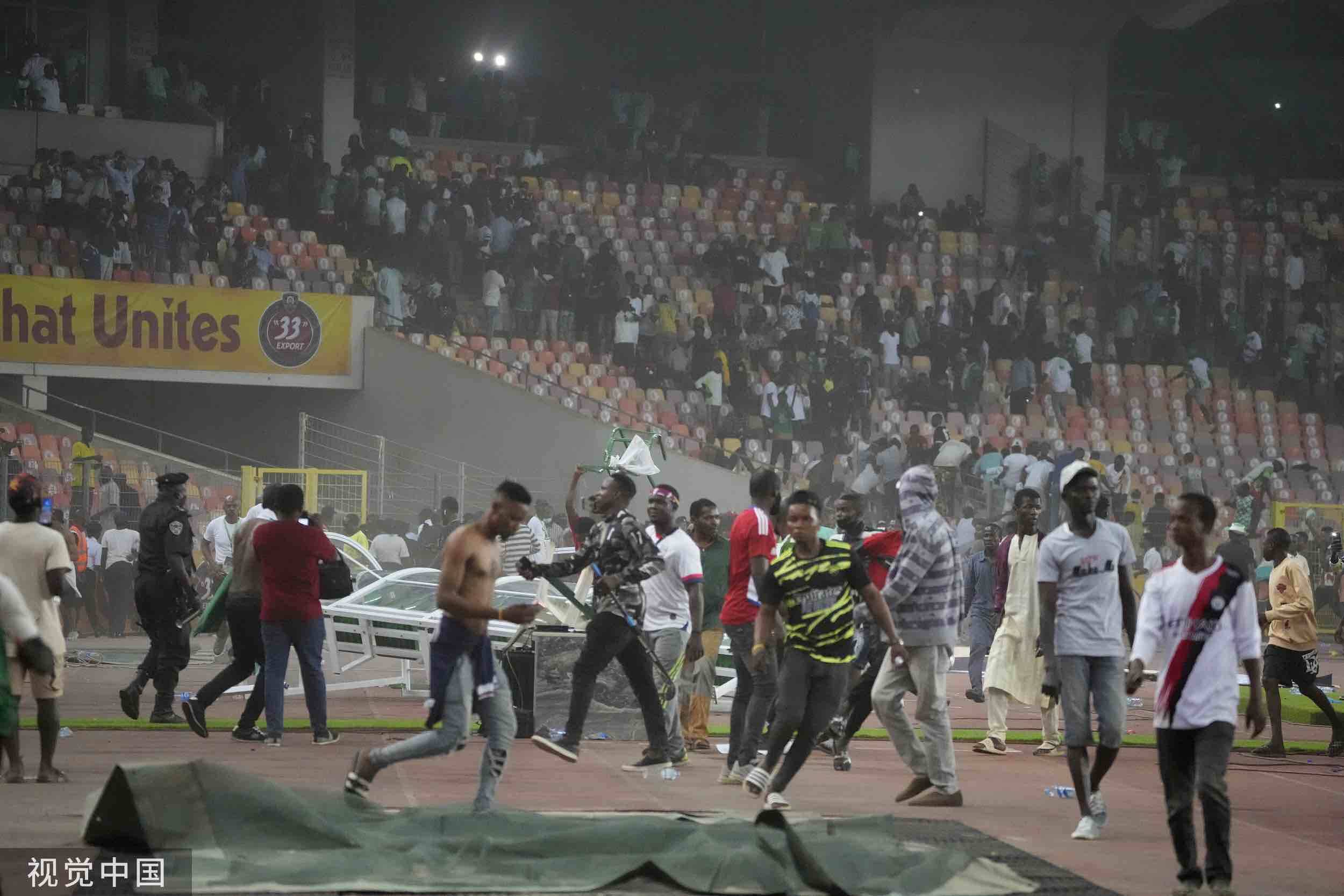 视频丨尼日利亚无缘世界杯，赛后球迷冲入球场追打球员