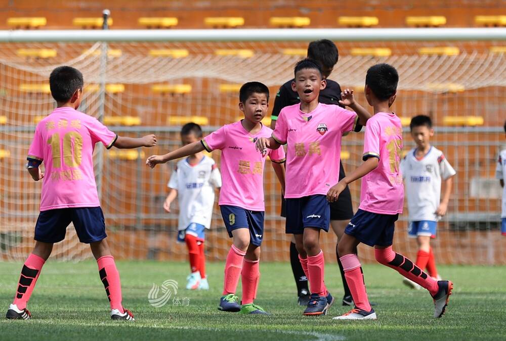 山东泰山足球俱乐部青少年训练营  选拔赛展开校园组争夺