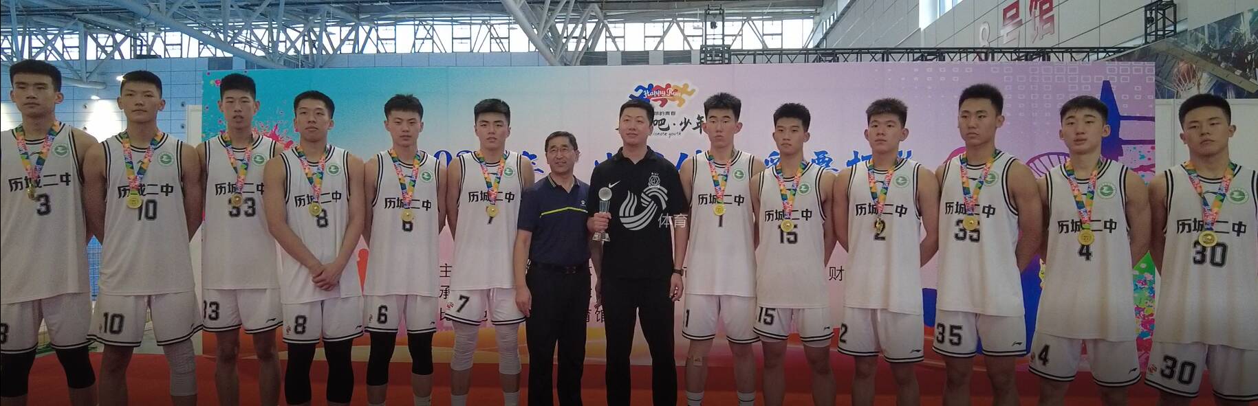 济南市中小学生体育联赛篮球高中组比赛圆满落幕，这两支队伍夺冠