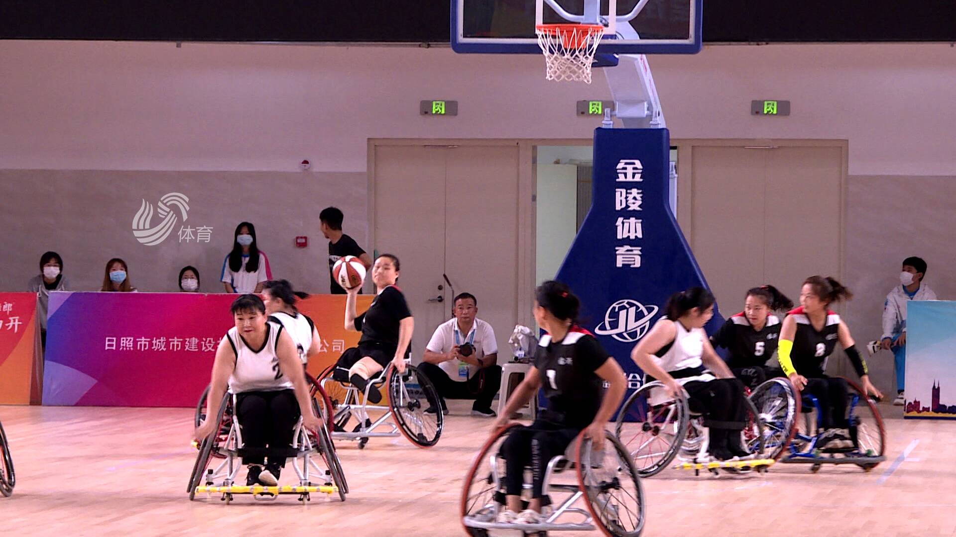 山东省第11届残疾人运动会轮椅篮球比赛在日照实验高中艺体馆开赛