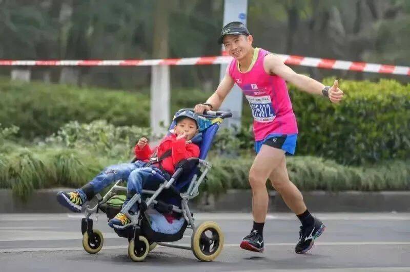 父亲推脑瘫儿子跑马拉松：通过奔跑，让他感受人生中的温暖和力量