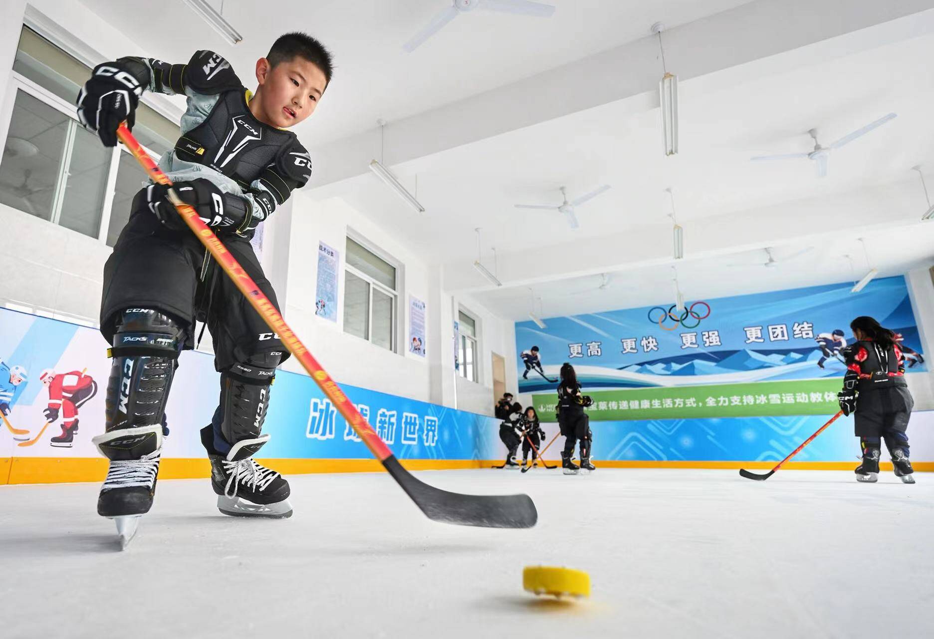 冰雪运动进校园 济南市首个校园冰球场正式启用
