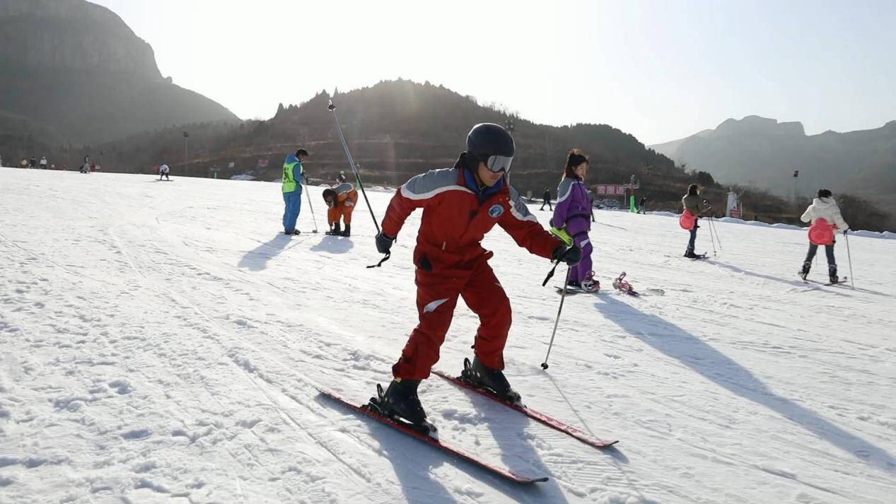 滑雪！戏雪！赏雪！ 《途步山东》带您走进济南市卧虎山滑雪场