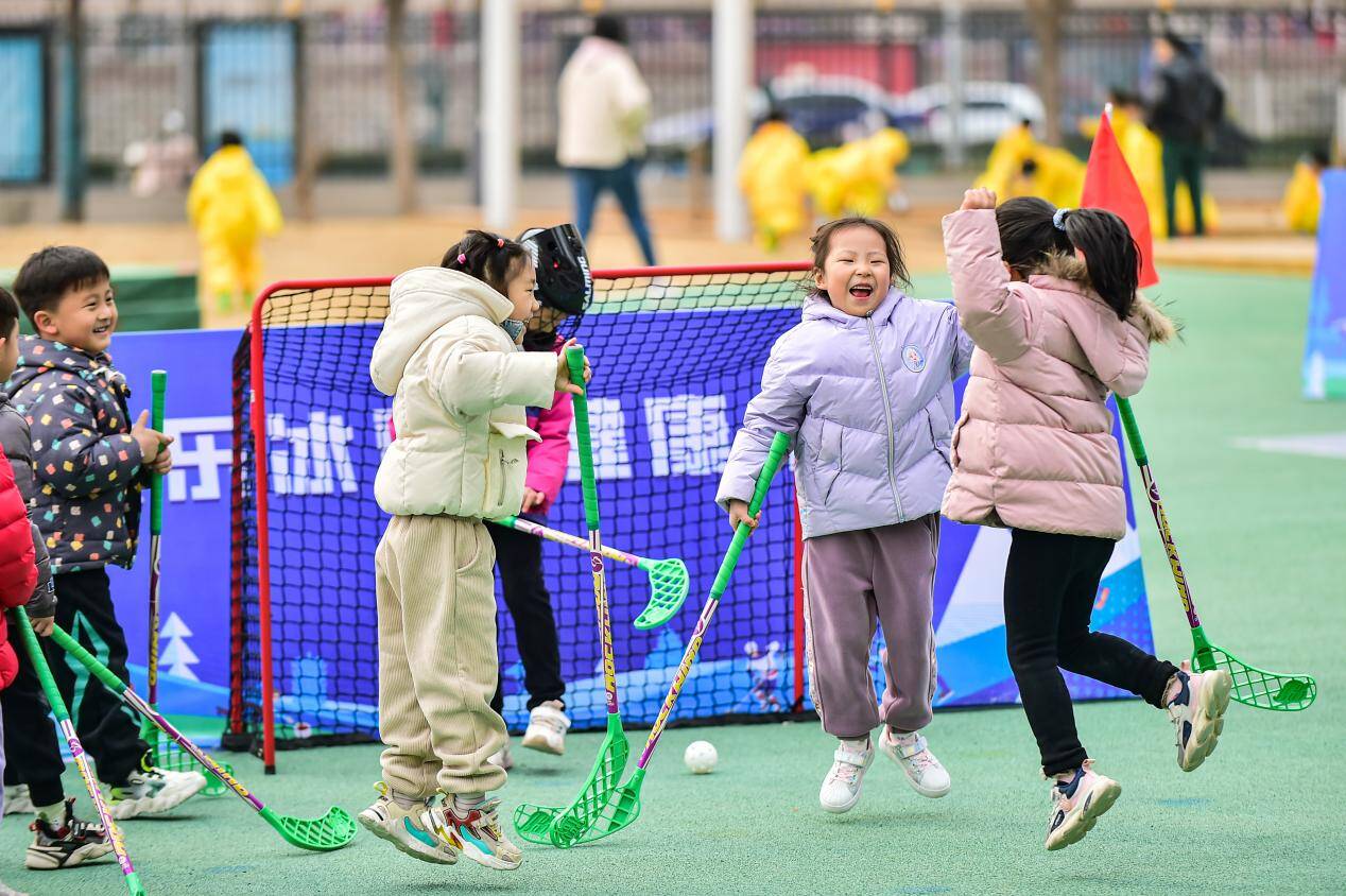 从娃娃抓起！济南市第五届冬季全民健身运动会“冰雪运动进校园”系列活动举行