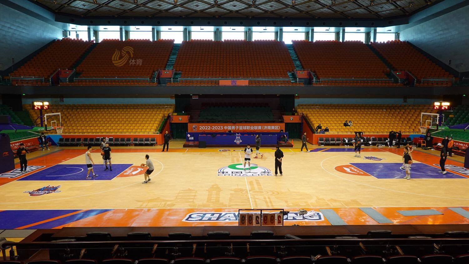 CBA新阶段开赛在即！山东男篮主场备战，场馆变身“橙色主场”