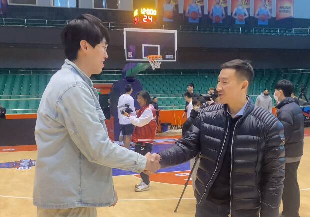 CBA鲁京战赛前，济南基层篮球教练看望首钢老队友