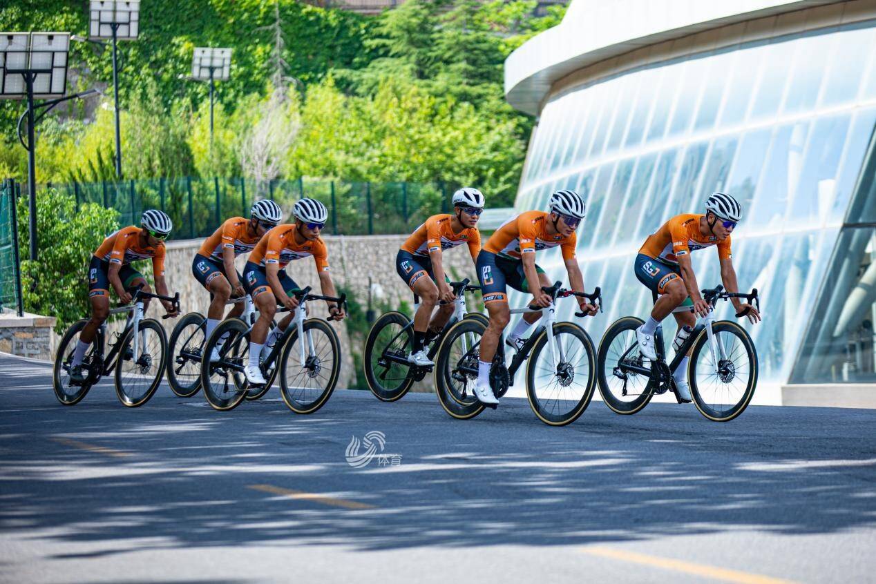 山东日照绿橙洲际自行车队出征仪式举行