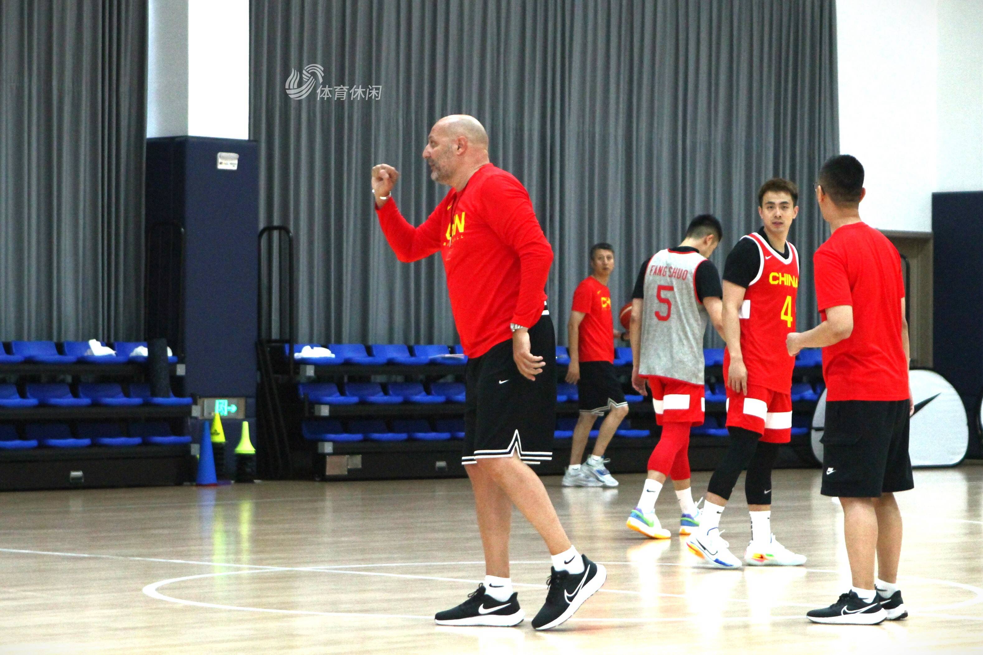 中国男篮公开训练课：乔尔杰维奇回应李凯尔归化，点赞小将杨瀚森