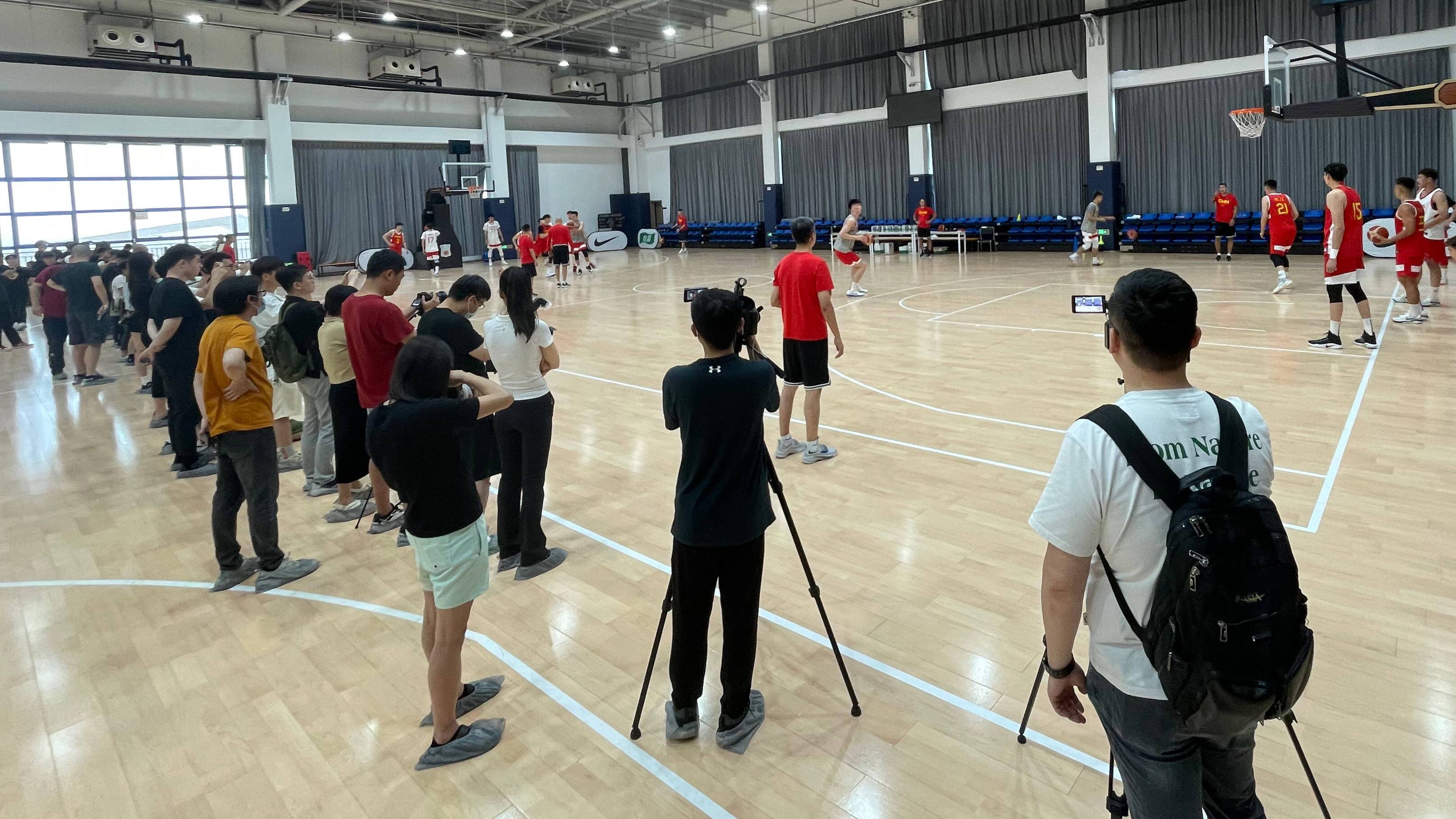 全力备战世界杯亚运会，中国男篮公开训练课活动在青岛举行