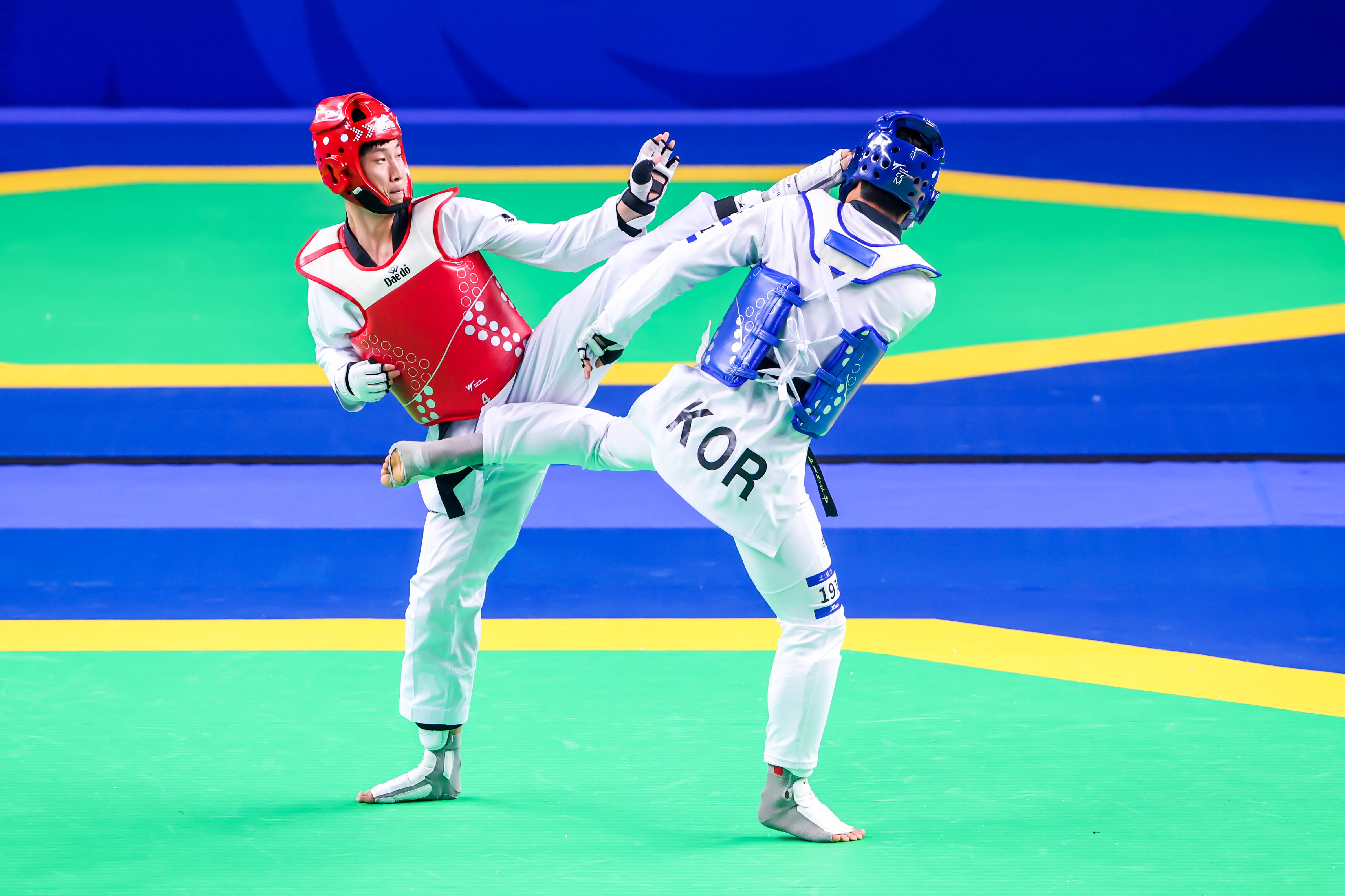 成都大运会跆拳道竞技一日两金山东运动员张凯勇夺冠军