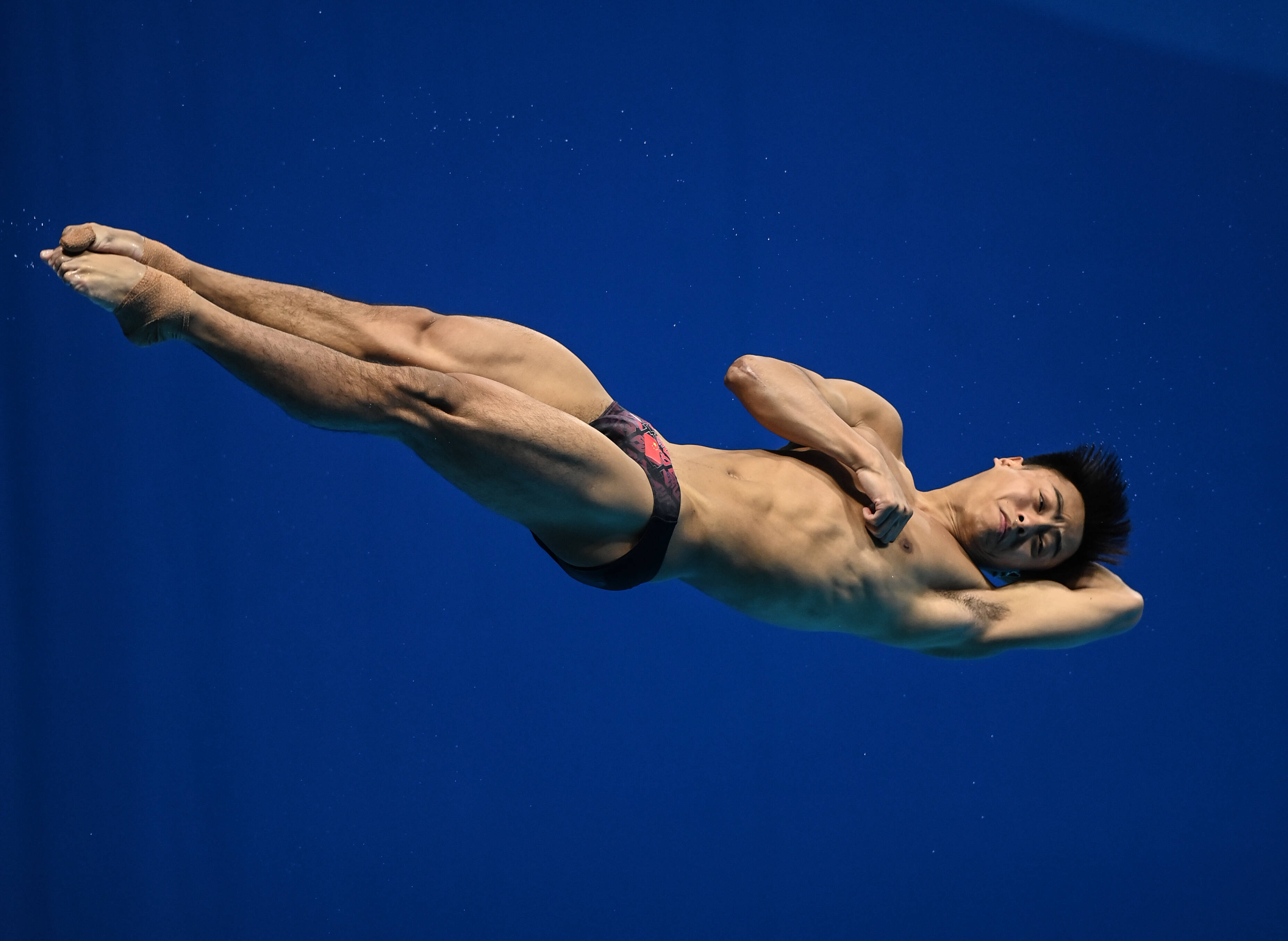 中国选手包揽大运会跳水男子3米板冠亚军