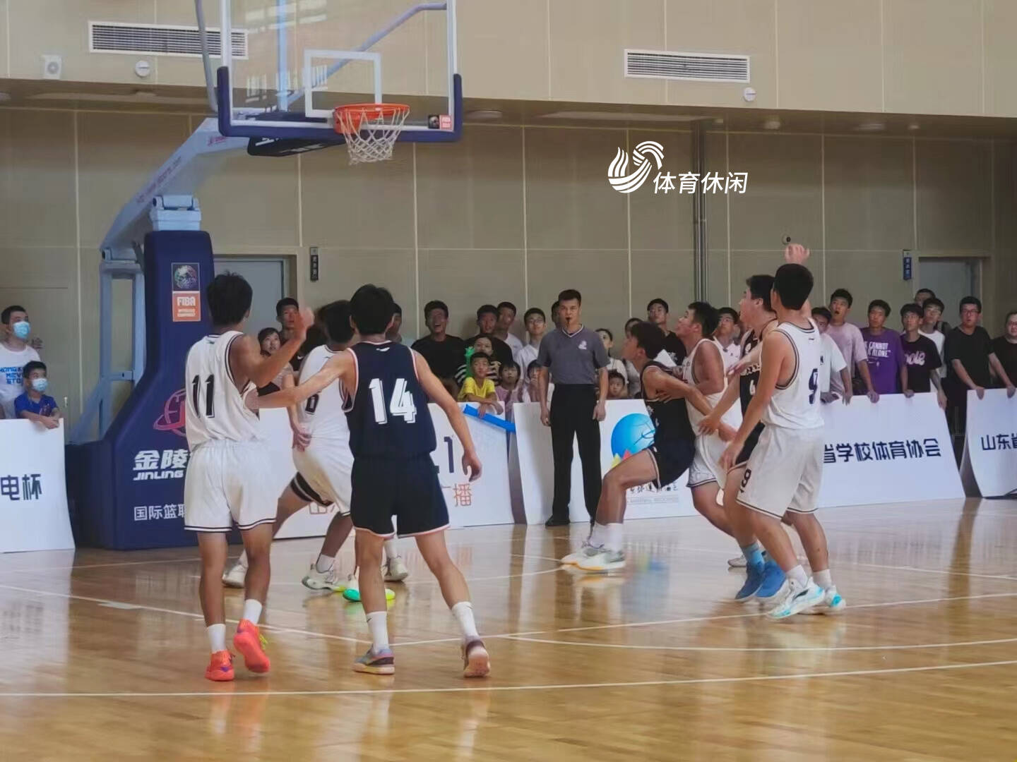 山东省中小学生体育联赛篮球比赛男子初中组决赛打响，济南德润中学先下一城