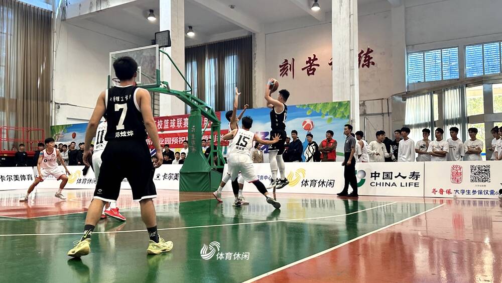 “中国人寿杯”驻章高校大学生篮球联赛揭幕战：齐鲁师范学院取得开门红