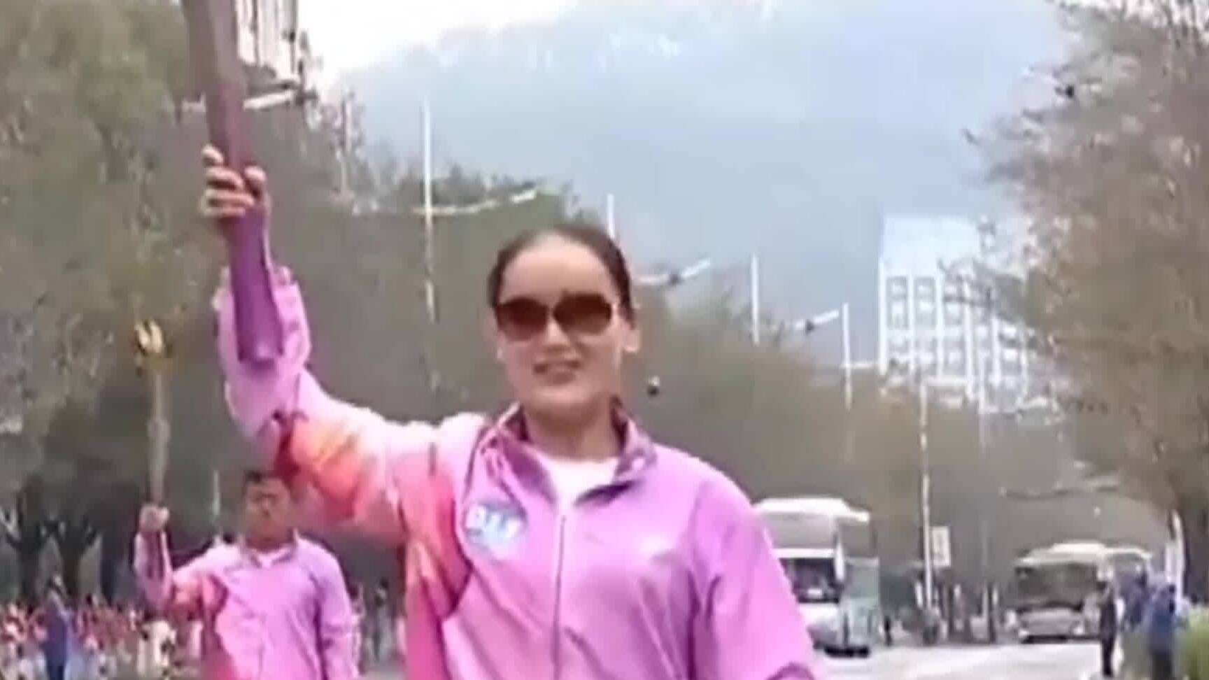 杭州第14届亚残运会火炬传递开启，带领视障人士蔡琼卉传递火炬的是一只电子狗