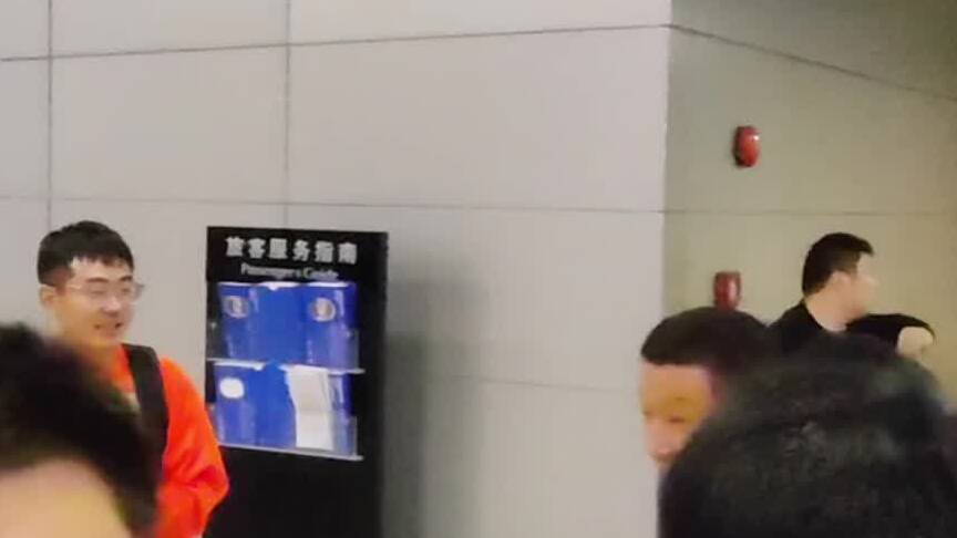 视频丨泰山队抵达上海，热情鲁蜜齐聚机场为崔康熙唱响生日歌