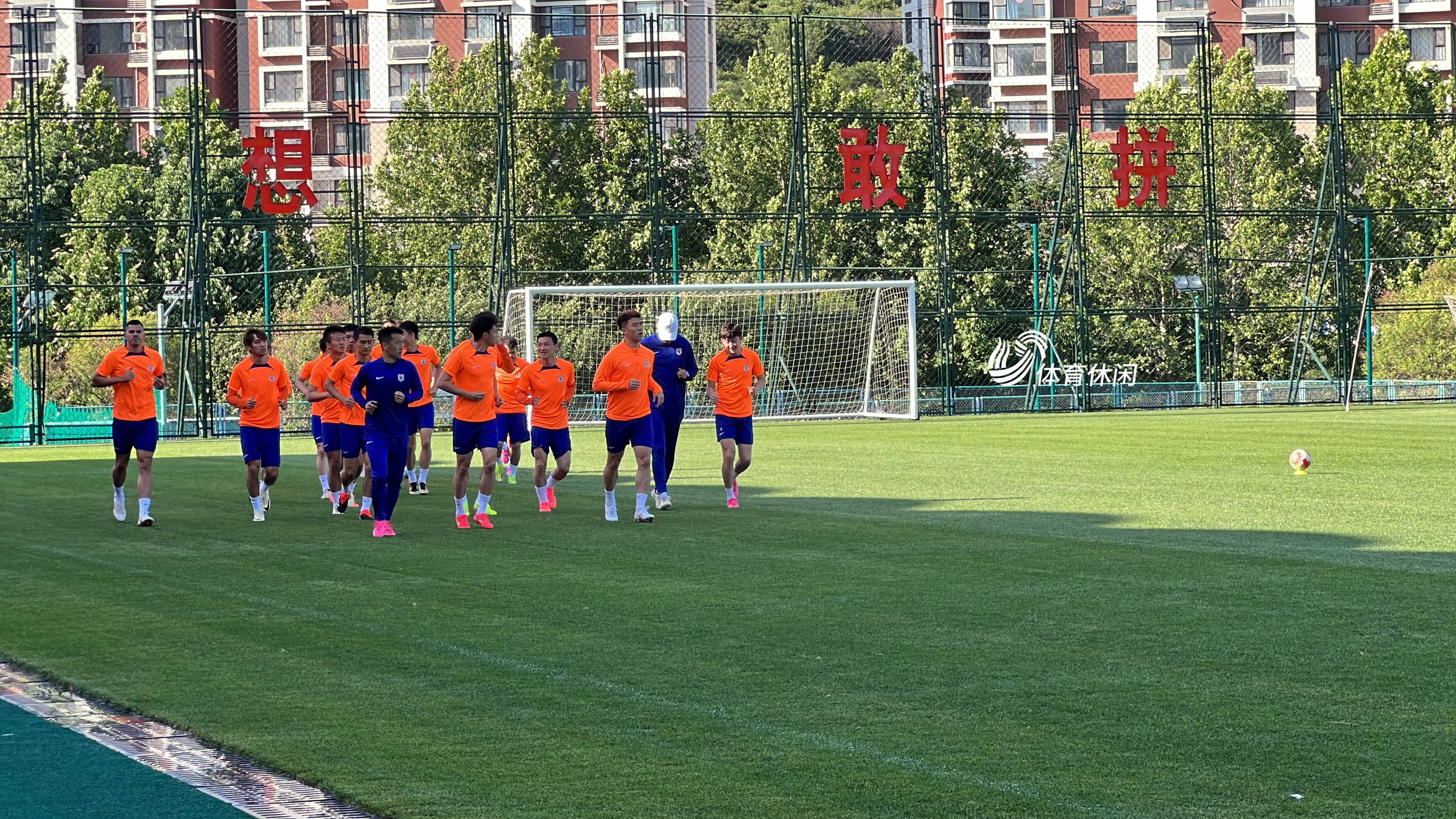  Wang Dalei is absent from the Taishan team's pre match stampede, and the two players in Shenzhen are expected to return