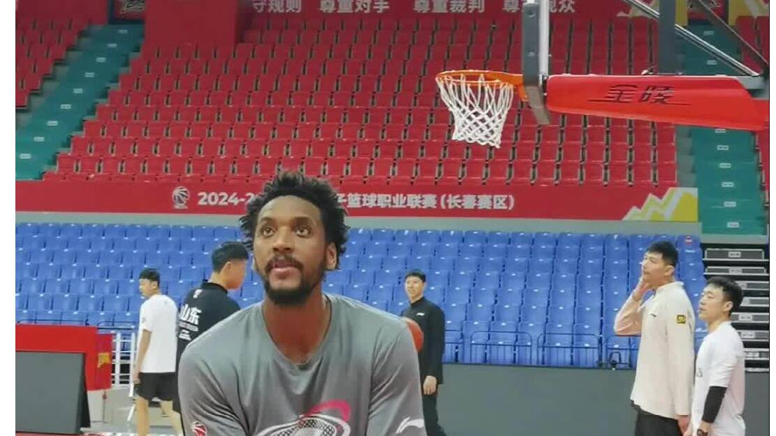 氛圍輕鬆！山東高速男籃賽前訓練，克裏斯與蓋利PK背投三分