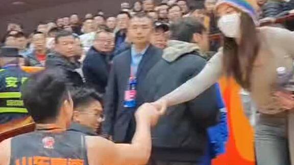 山東高速男籃主場逆轉北控，高詩岩低調撒狗糧