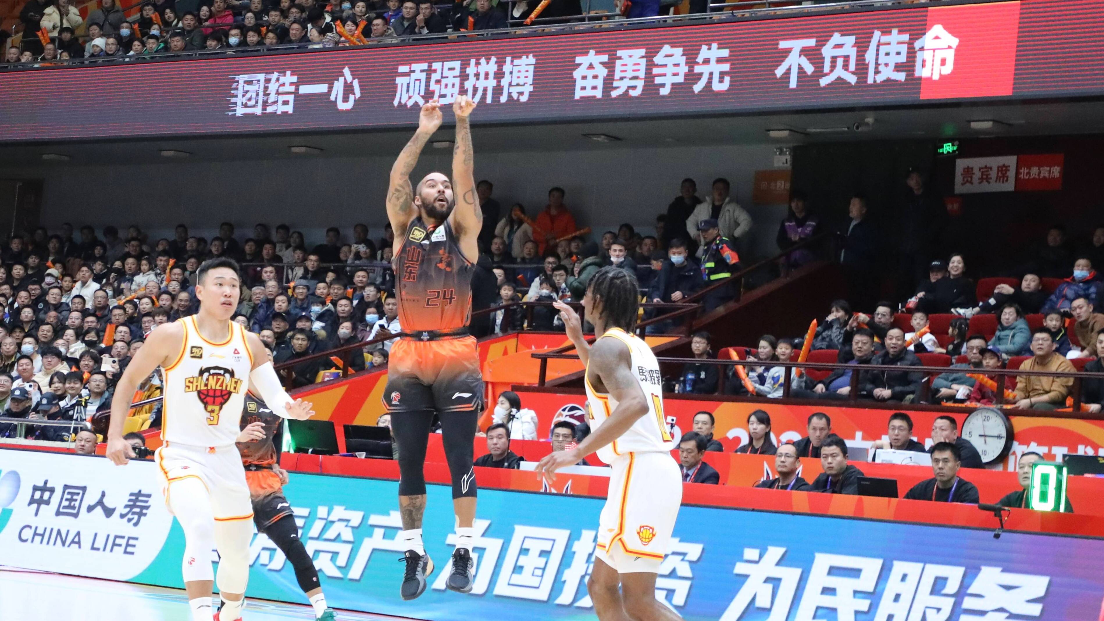 克裏斯狂砍28分，山東高速男籃107-98戰勝深圳