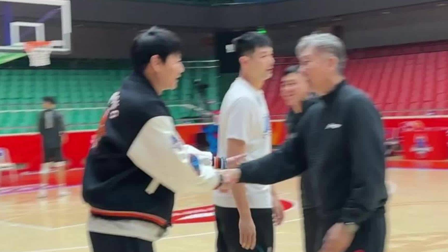 山東高速男籃主場迎戰深圳隊，賽前訓練邱彪與深圳老友寒暄