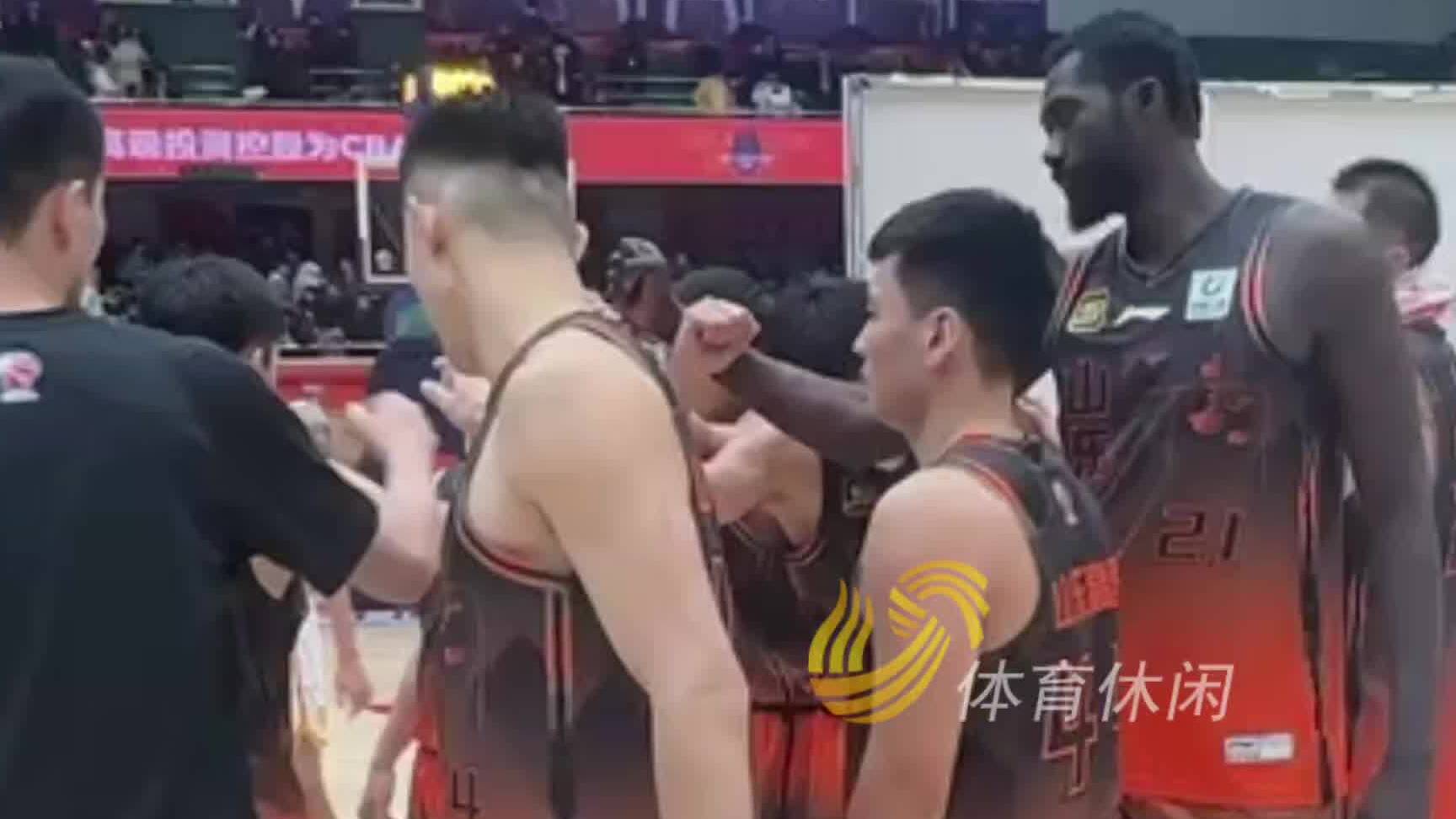 山東高速男籃主場兩連勝 克裏斯賽後找紀民尚互動
