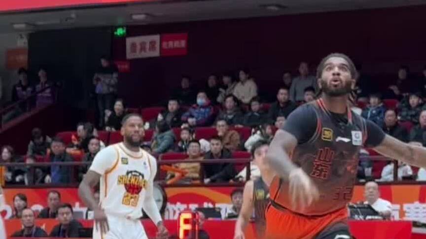 山東高速主場戰深圳，克裏斯上演飛身補扣