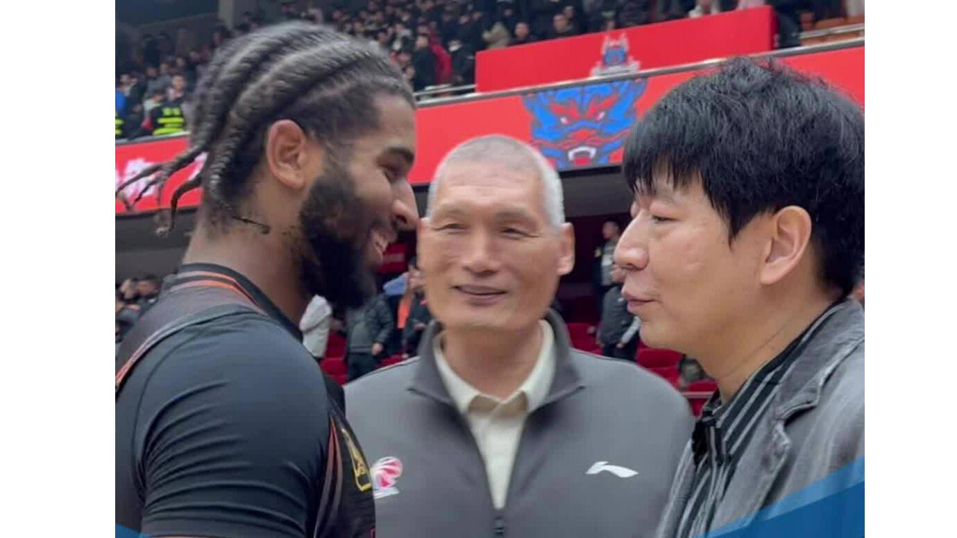 拿下齊魯德比後克裏斯忙著“貼貼”，紀民尚誇完邱彪誇