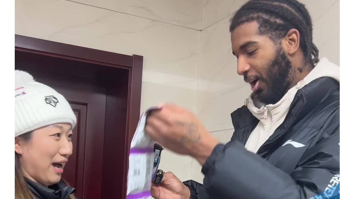 “QQ糖教主”狂喜！克裏斯收到記者的Candy，轉頭分給高詩岩