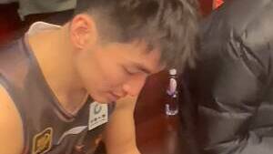 山東高速男籃主場贏下四川 賽後全隊觀看上海對陣南京的比賽