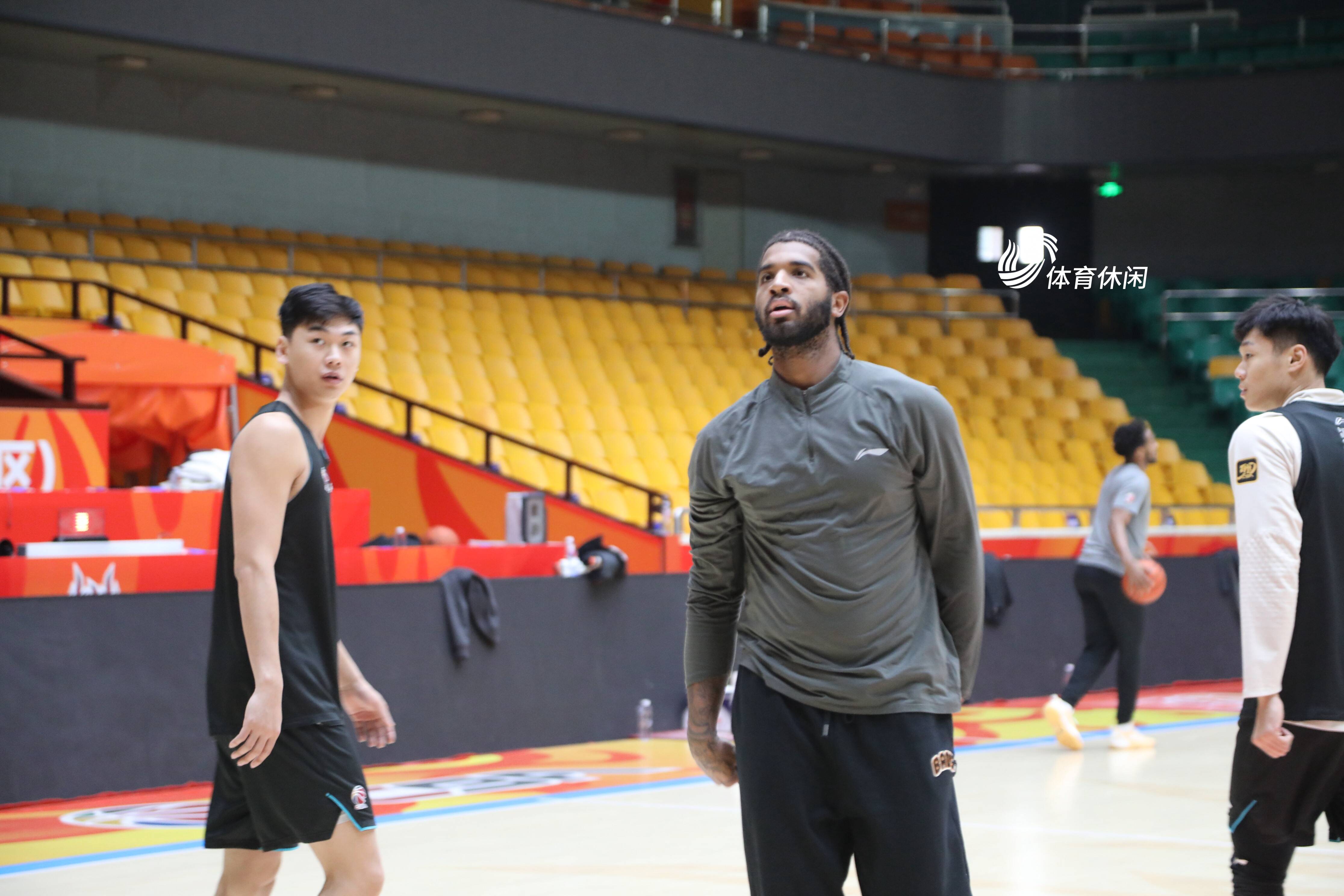 都是好哥們！克裏斯用中文叫紀民尚好朋友