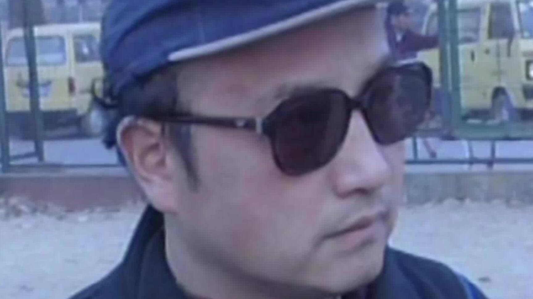 棒球帽小墨鏡，年輕殷導潮人穿搭，回憶1996年殷鐵生拜年祝福