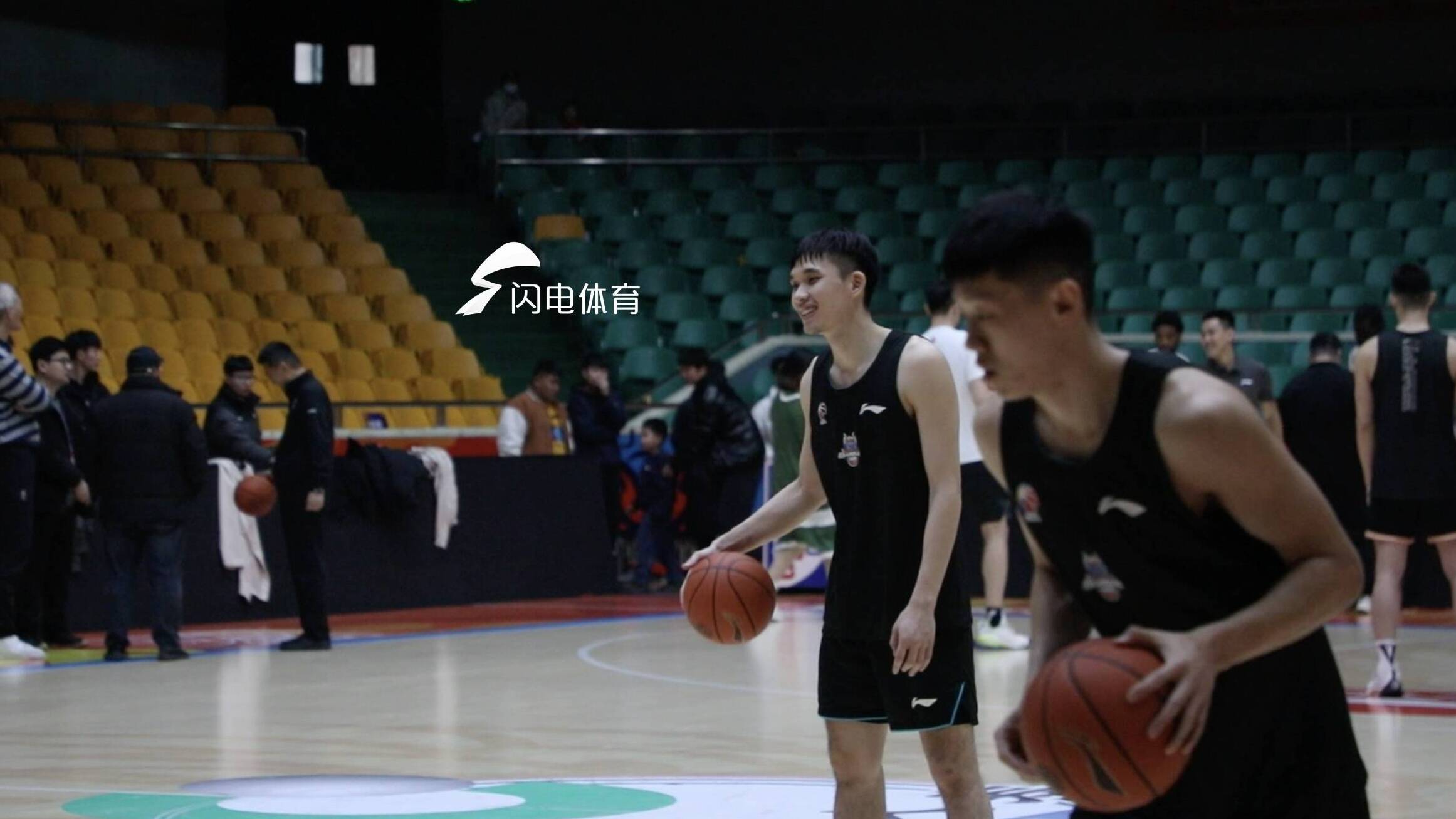 山東高速男籃對戰江蘇 賽前高詩岩與謝智傑玩“打賭”遊戲