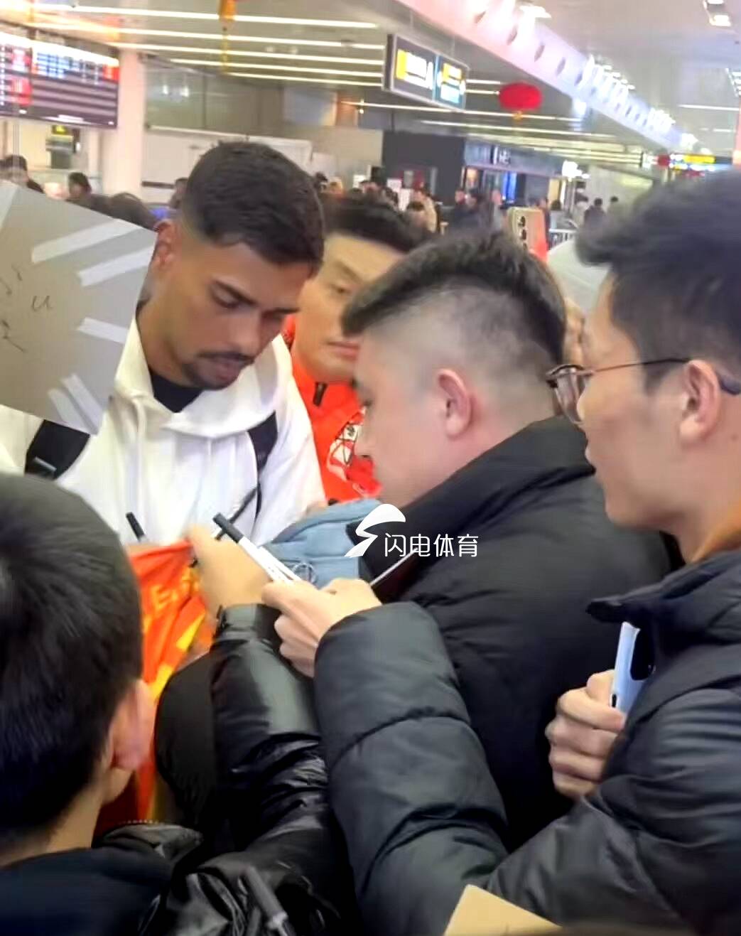 來了！泰山隊兩名新外援深夜抵濟，體檢後將赴上海與球隊會合