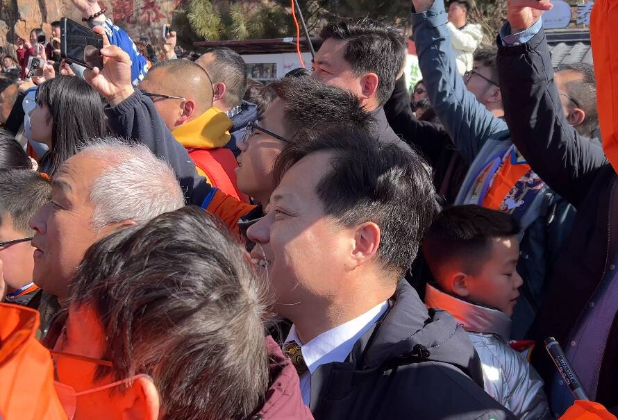 泰山隊登山祈福球迷太熱情 俱樂部總經理擠不進合影拍攝現場