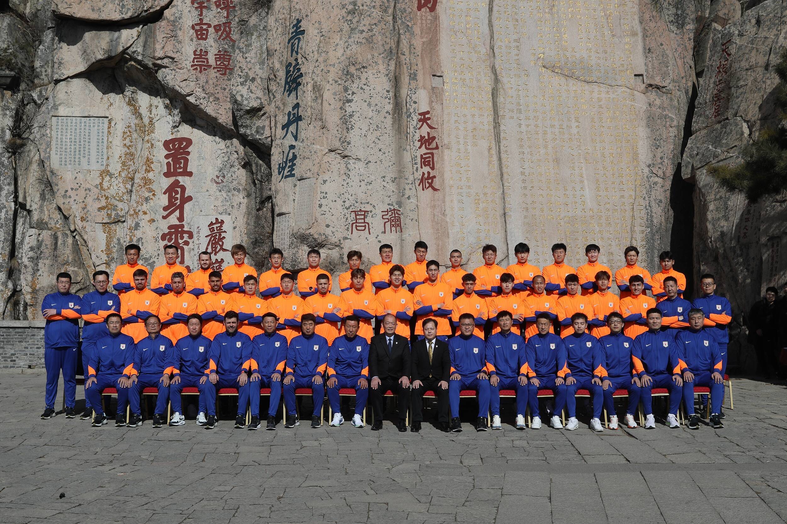 泰山隊登山祈福拍全家福，31名球員在列