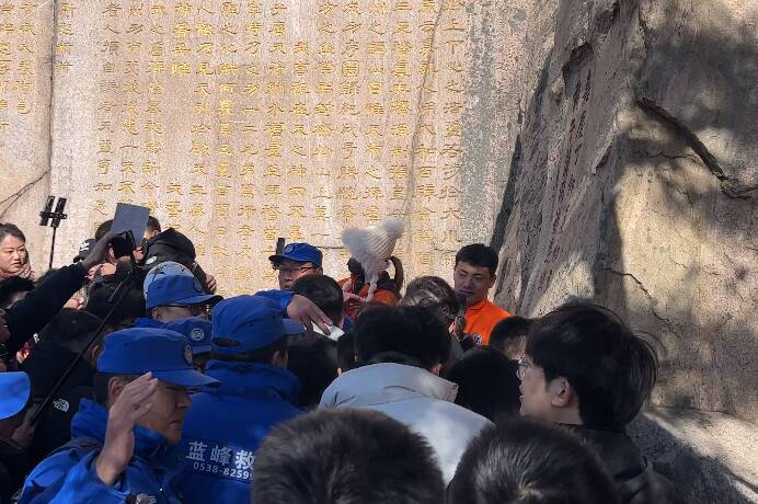 簽不完根本簽不完 王大雷被熱情球迷圍堵在大觀峰