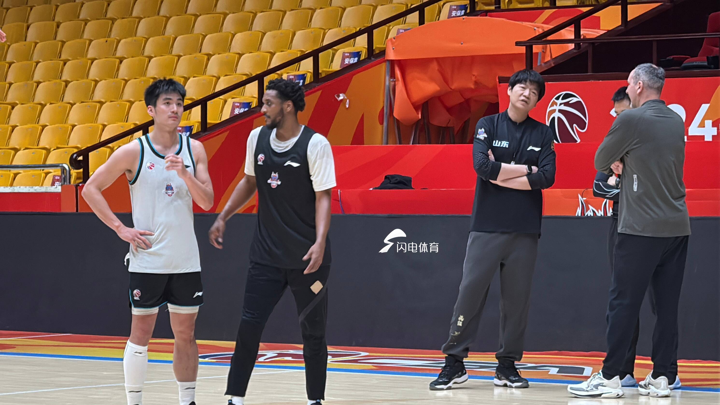 山东高速男篮抵京备战CBA第三阶段，于德豪或因伤缺席