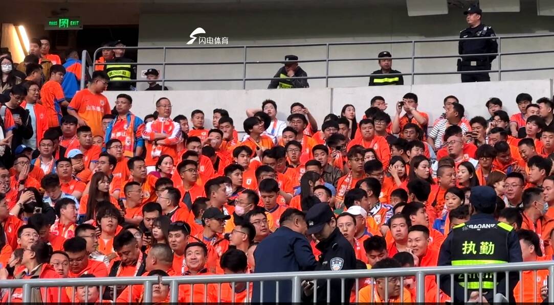 京魯大戰如此火爆！現場超5000名泰山球迷為球隊加油