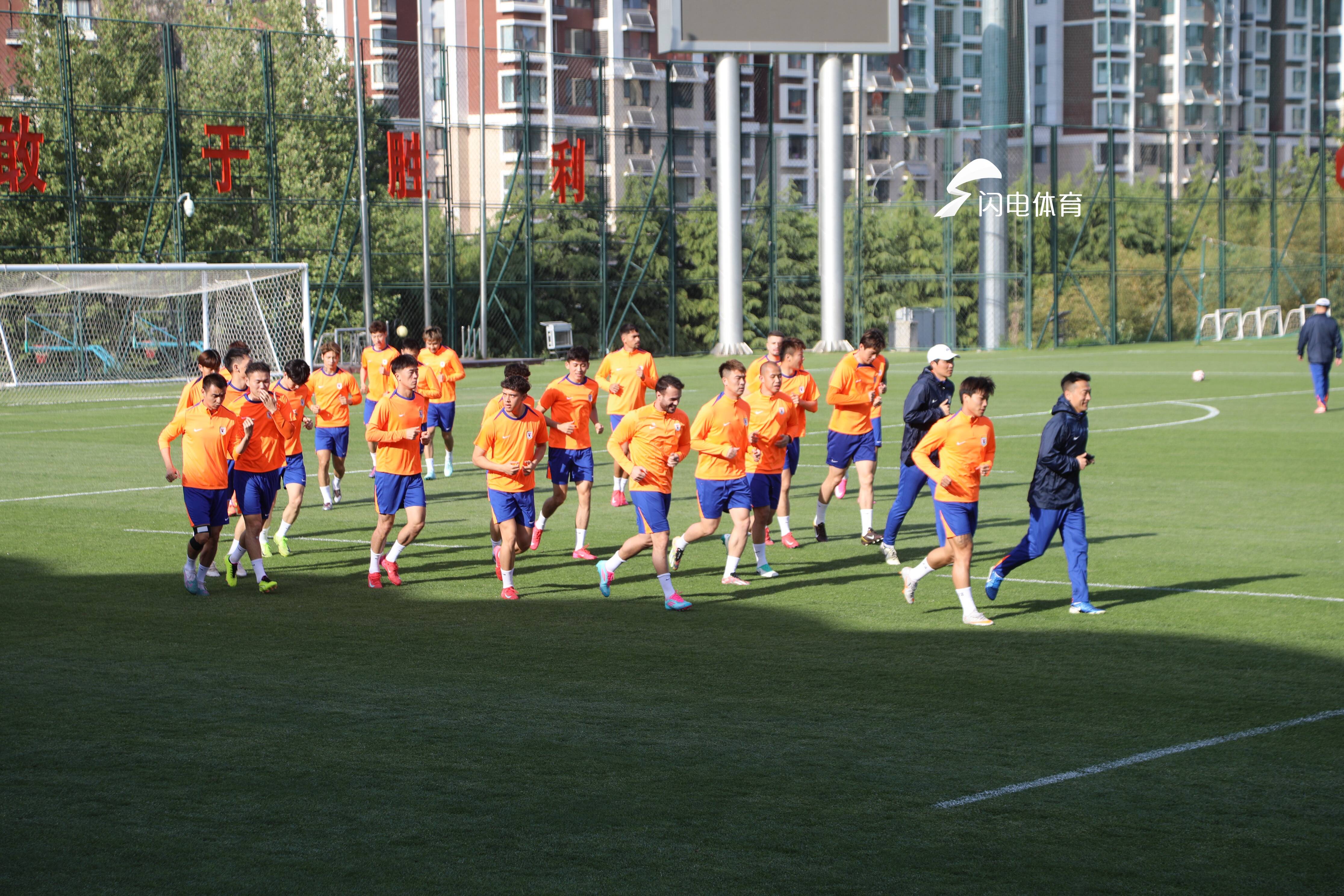 泰山隊明晚迎戰申花，賽前訓練27人參與四將缺席