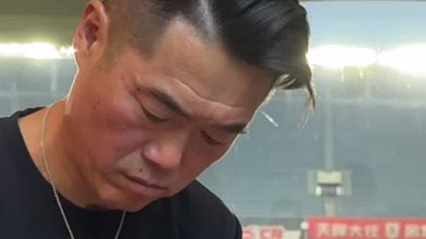 宿茂臻現身山東泰山B隊主場鄒城 為球迷貼心簽字合影