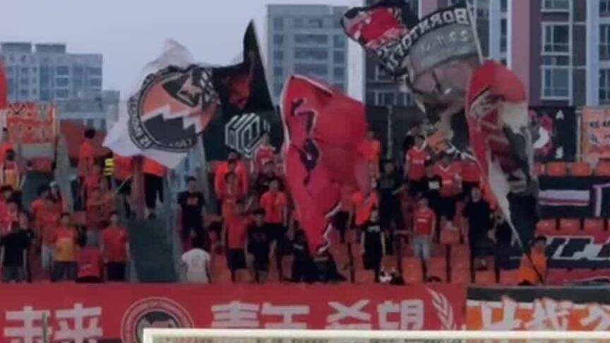 山東泰山B隊主場氛圍火爆 鄒城球迷點燃賽場激情