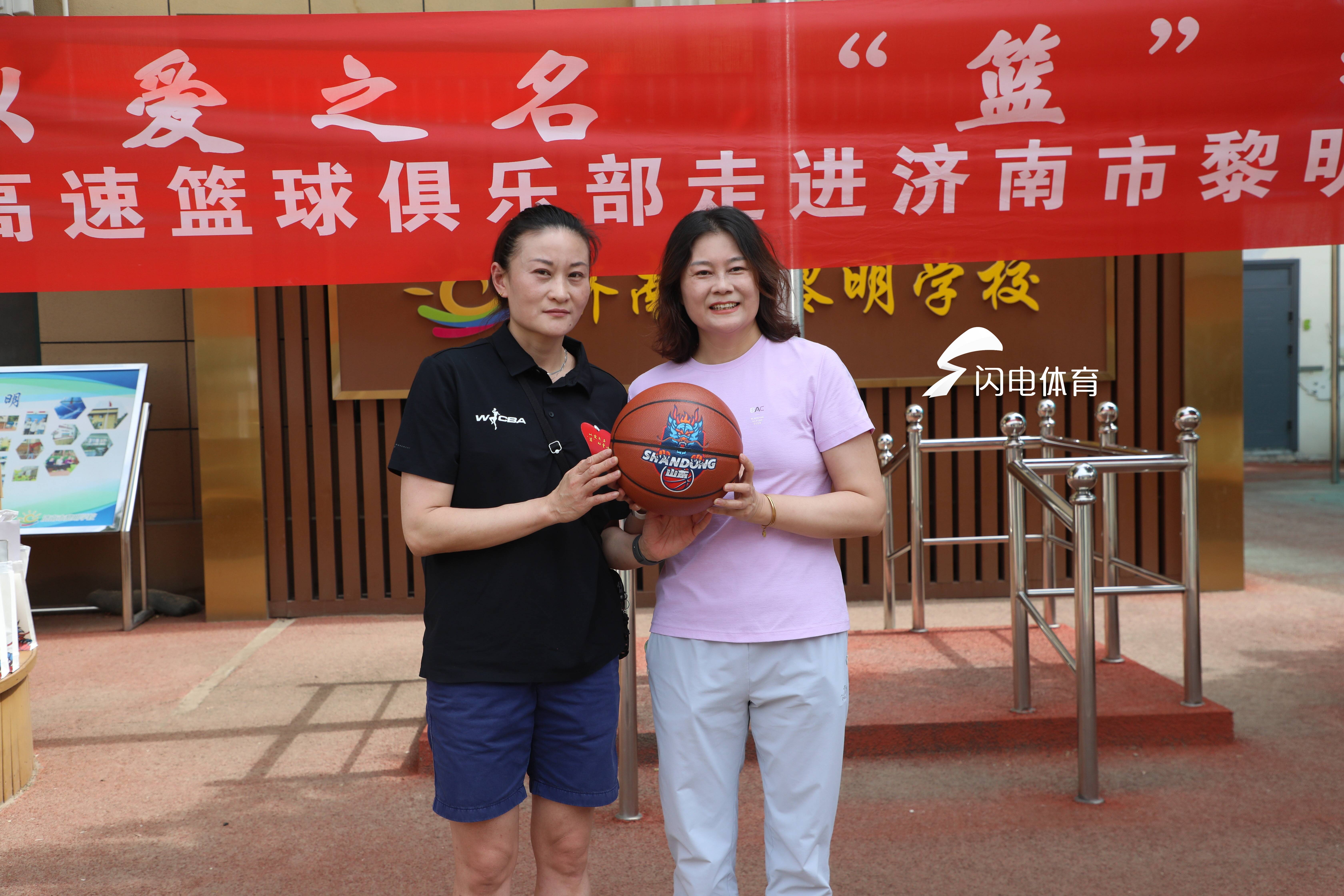 山东高速女篮公益行 主帅孙卫英谈球队目前问题