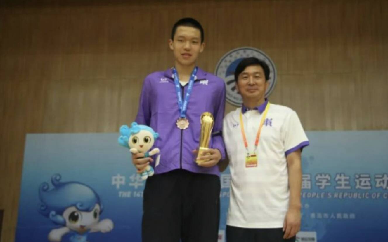 母校淄博十一中祝賀楊瀚森，籃球隊主教練：願他勇往直前