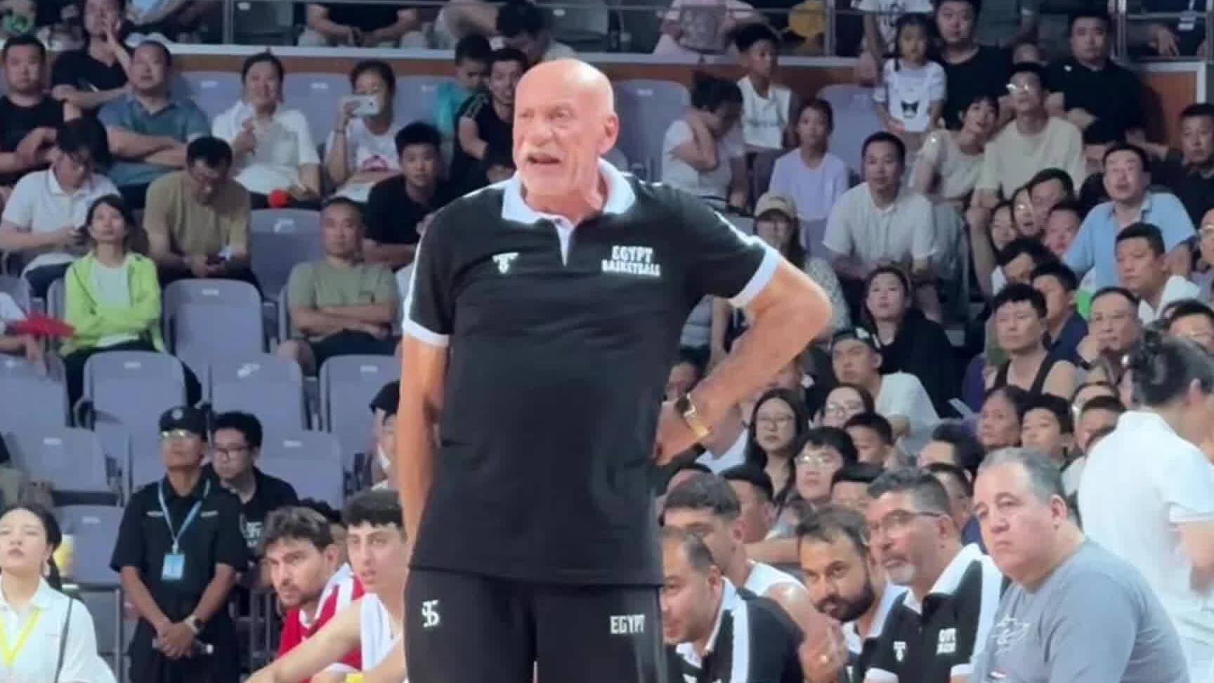 每一帧都是表情包，埃及国家队教练场边激情指导