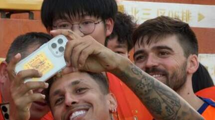 泰山隊球迷開放日：澤卡兒子萌翻全場 克雷桑與球迷自拍互動